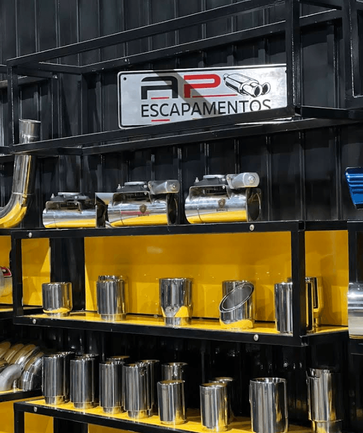 Trabalho técnico na oficina de escapamentos
