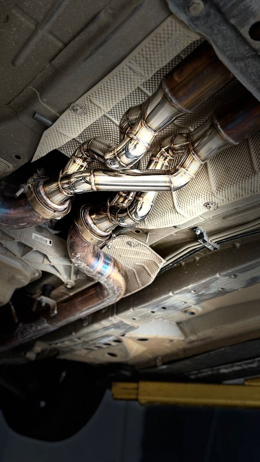 Sistema de escapamento em inox sob o veículo — X-pipe e coletor